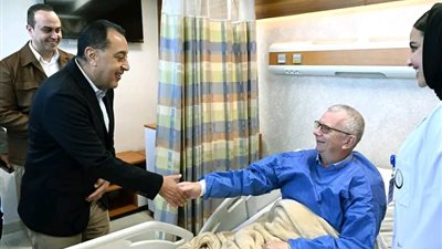 رئيس الوزراء خلال تفقده مستشفى الكرنك الدولي يلتقي سائح إنجليزي الجنسية 