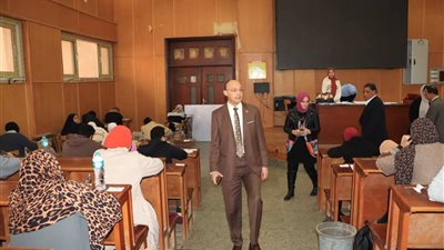 عميد طب المنوفية يتفقـد امتحانـات الفرقـة الثالثـة