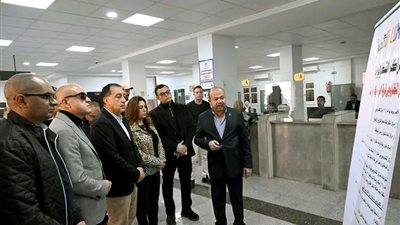 رئيس الوزراء يتفقد مجمع خدمات المواطنين 