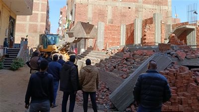 رئيس مركز ومدينة أوسيم بشمال الجيزة يقوم بإزالة بناء عقار مخالف دون ترخيص 