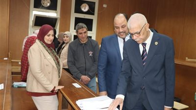 رئيس جامعة المنوفية يتفقد امتحانات كلية طب الأسنان ويتابع انتظام العمل 