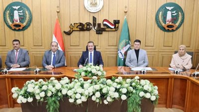 محافظ المنوفية يشدد بسرعة الانتهاء من رصف الطرق الاكثر حيوية بنطاق المحافظة