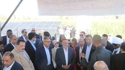 محافظ البنك المركزي ووزير الزراعة يتفقدان القرى المستفيدة بمشروع صغار المزارعين بأسوان