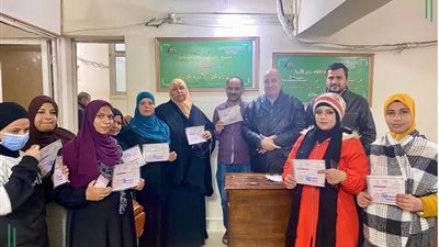 توزيع شهادات محو الأمية علي 435 عاملا بمصانع العاشر من رمضان