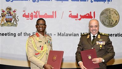 الفريق أحمد خليفة رئيس أركان حرب القوات المسلحة يلتقى قائد قوات الدفاع المالاوى