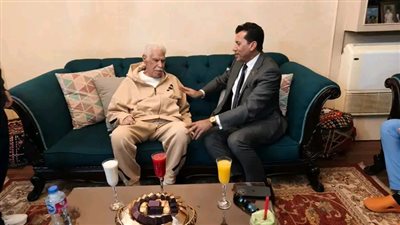 وزير الشباب والرياضة يطمئن على الحالة الصحية للكابتن حسن شحاتة