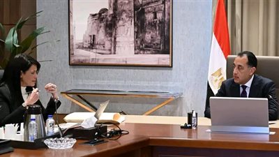 رئيس الوزراء يلتقي وزيرة التخطيط لمتابعة آليات ترجمة مستهدفات