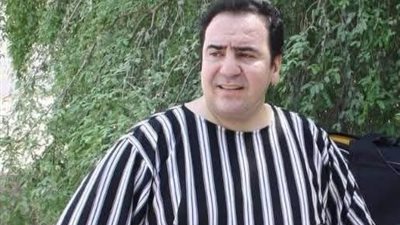 بعد ضحك وفوضى كواليس «الضحايا».. حاتم صلاح الدين يشدد على الإنضباط الكامل