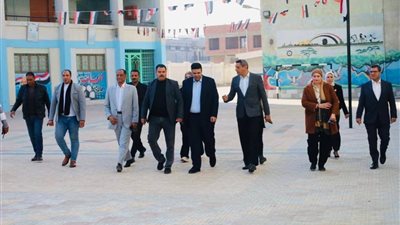 محافظ السويس يتفقد إمتحانات نصف العام للشهادة الاعدادية بمدارس المحافظة