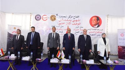 وزير العمل ومحافظ السويس يفتتحان ملتقى توظيفي ويوفر 1700فرصة عمل لشباب المحافظة