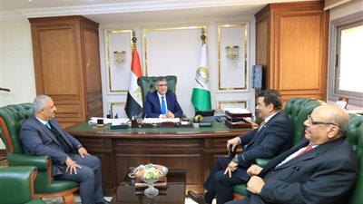 محافظ الجيزة يبحث استعدادات إقامة بطولة كأس العالم للقوة البدنية بمنطقة الهرم 