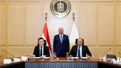 وزير الصناعة والنقل يشهد توقيع عقد إنشاء مجمع صناعي متكامل للغزل والنسيج 