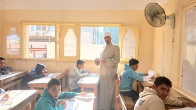رئيس المنطقة يتابع سير امتحانات الشهادتين الابتدائية والإعدادية بلجان منطقة السويس الأزهرية