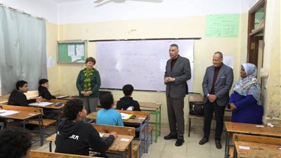محافظ أسوان يتابع امتحانات الشهادة الإعدادية ويوجه بفحص امتحان الدراسات الاجتماعية