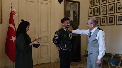 سفير تركيا بالقاهرة يشيد بنجم الأهلي أحمد عبدالقادر ويتمنى رؤيته بالدورى التركي