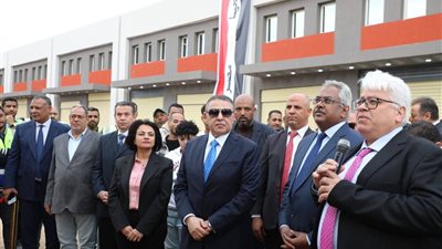 محافظ البحر الأحمر يتابع تنفيذ مشروع مجمع خدمات الجملة بالغردقة
