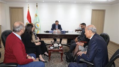 وزير الزراعة يبحث مع ممثلي 