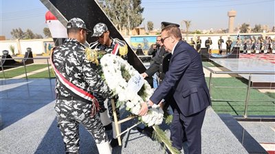 محافظ المنوفية ومدير الأمن يضعان إكليل الزهور علي النصب التذكاري لشهداء الشرطة