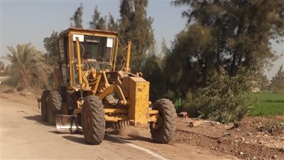 رئيس مركز كفر صقر يتابع أعمال تسوية وتمهيد الطرق بحانوت