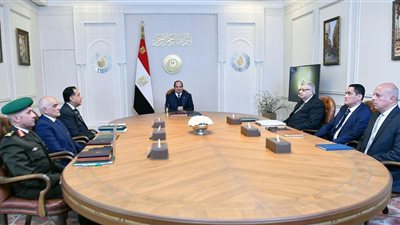 الرئيس السيسي يجتمع مع رئيس الوزراء ومستشار رئيس الجمهورية واللواء السيد الغالي