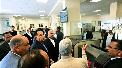 رئيس الوزراء يتفقد سير العمل والخدمات المقدمة للمواطنين بالمركز التكنولوجي بمحافظة المنيا