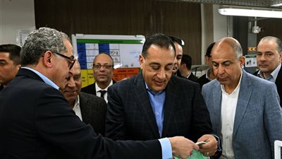 رئيس الوزراء يتفقد مصنع الجيزة للملابس الجاهزة بمحافظة المنيا 