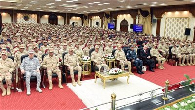 الفريق أول عبد المجيد صقر  يلتقى بعدد من قادة وضباط القوات المسلحة
