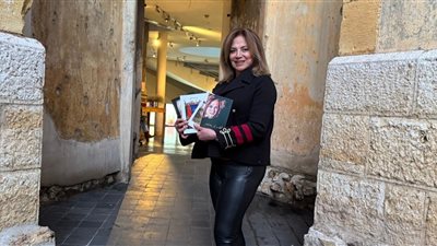 الفنانة ريما حلواني تشارك بلوحتها في معرض الفن العربي في لندن