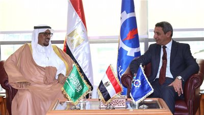 محافظ السويس  وقنصل السعودية يتفقدان مكتب تصديق الخارجية بمقر الغرفة التجارية