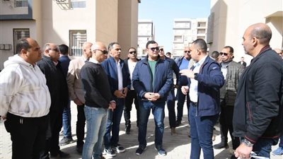 وزير الإسكان يتفقد مركز المؤتمرات والمعارض بالمدينة التراثية و