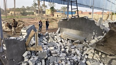 مجلس مدينة أبو النمرس بالجيزة يقوم بإزالة جمالون مخالف على مساحة 1200