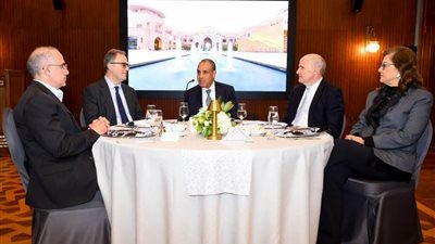 وزير الخارجية يلتقي مجلس أمناء الجامعة الأمريكية بالقاهرة لتعزيز الشراكة والتواصل