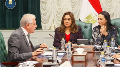 تنفيذًا للتوجيهات الرئاسية بحث إقامة مهرجان موسع للحرف التراثية بالمحافظات