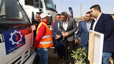 محافظ السويس يتفقد إصطفاف معدات حي فيصل للتأكد من علي جاهزيتها 