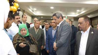محافظ السويس يتفقد وحدة الغسيل الكلوي بمستشفي الجهاز الهضمي والأمراض الباطنية 