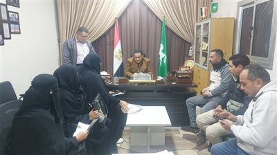 رئيس مركز كفرصقر يستمع لشكاوي المواطنين لتحسين مستوي الخدمات