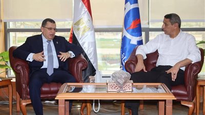 محافظ السويس يلتقي وفد مجموعة مستشفيات كليوباترا لمناقشة الخدمات الطبية
