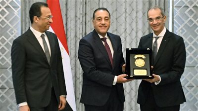 رئيس الوزراء يُكرم الوزراء السابقين بحضور الوزراء الجُدد
