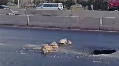 هبوط أرضي يضرب الأوسطي والسلطات تعلن الاستنفار ومواطن يؤمن الطريق بـ الأحجار