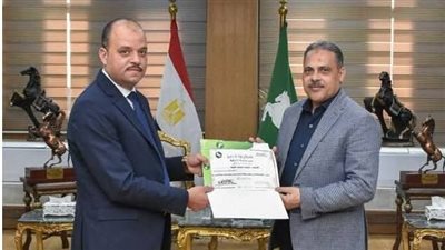 محافظ الشرقية يكرم السكرتير العام المساعد لتعيينه نائبا لمحافظ الوادي الجديد