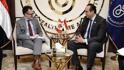 رئيس هيئة الرعاية الصحية يلتقي السفير الكندي لدى مصر ويبحثان أوجه التعاون 