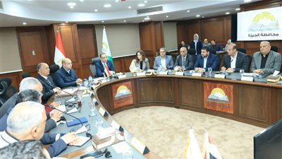 محافظ الجيزة يلتقي مديري المديريات الخدمية ورؤساء الأجهزة لمناقشة أجندة العمل 