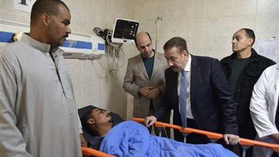 محافظ بورسعيد يطمئن على الحالة الصحية لمصابي حادث 30 يونيو 