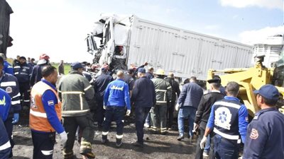 محافظ بورسعيد يتفقد موقع حادث تصادم سيارتين نقل على طريق 30يونيو بالجنوب