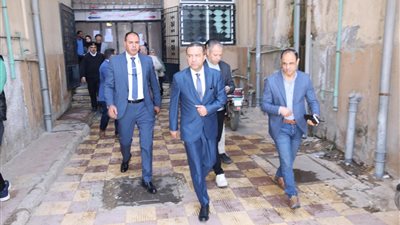 محافظ المنوفية يفاجئ مستشفي بركة السبع المركزي ويحيل ١٧من العاملين المتغيبين للتحقيق