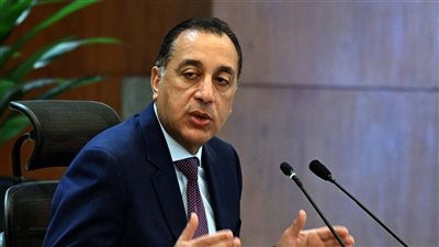 رئيس الوزراء يعود إلى القاهرة بعد مشاركته في الاجتماع الأول لـ