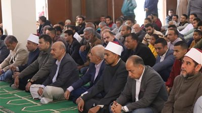 المحافظ يؤدي صلاة الجمعة في ريف السويس