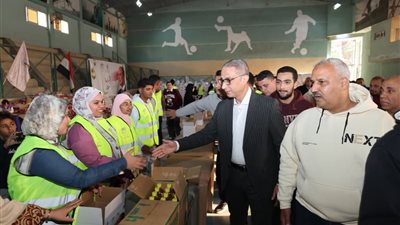 محافظ الجيزة يشارك بتعبئة10آلاف كرتونة مواد غذائية لدعم القرى الأكثر احتياجًا بـ10محافظات