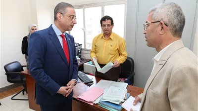 محافظ الجيزة يتفقد عدداً من إدارات الديوان العام ويشدد على الانضباط 