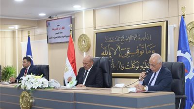 محافظ السويس الجديد يعقد اول اجتماع له مع القيادات التنفيذية